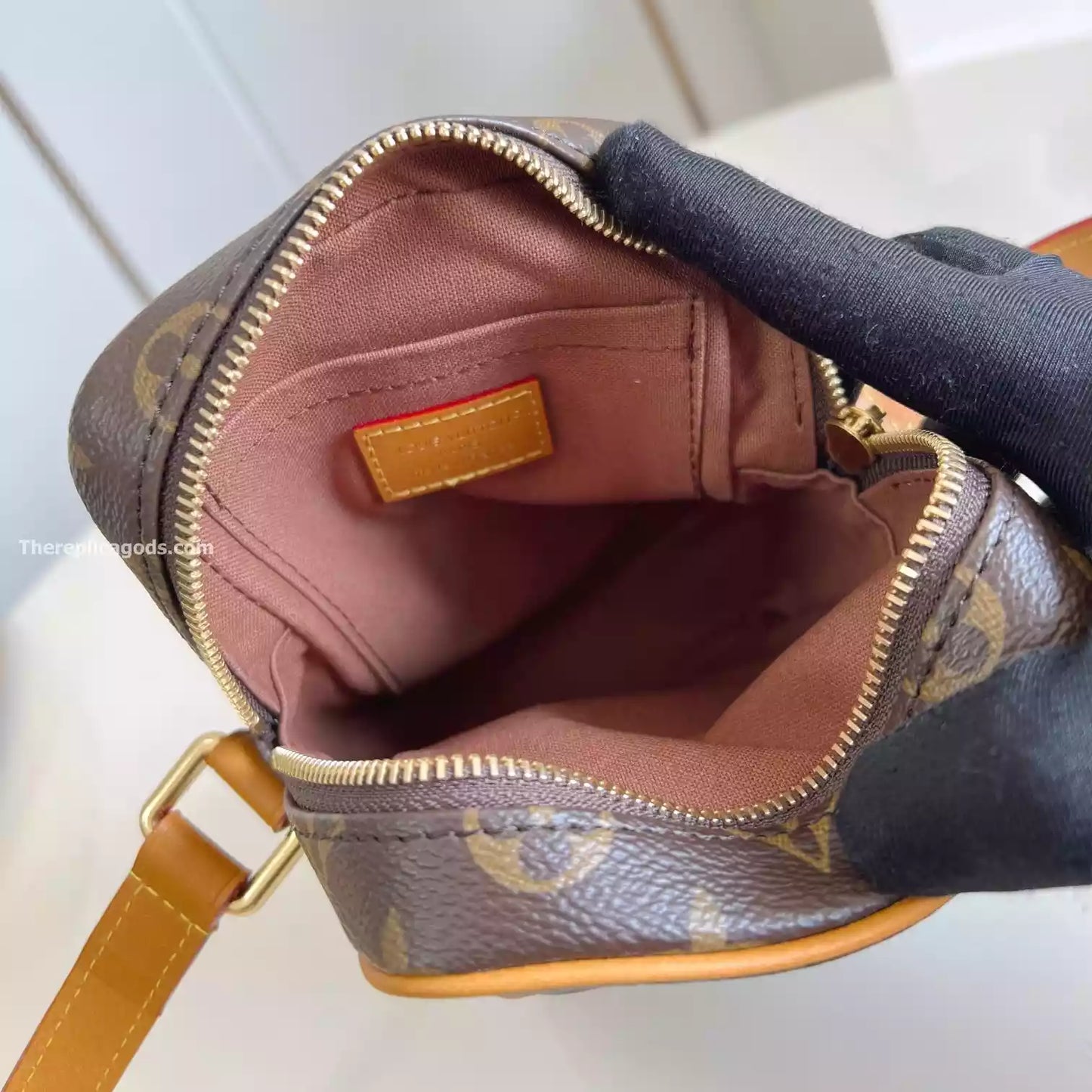 AMAZONE クロスボディバッグ ブラウン モノグラム キャンバス – LW319