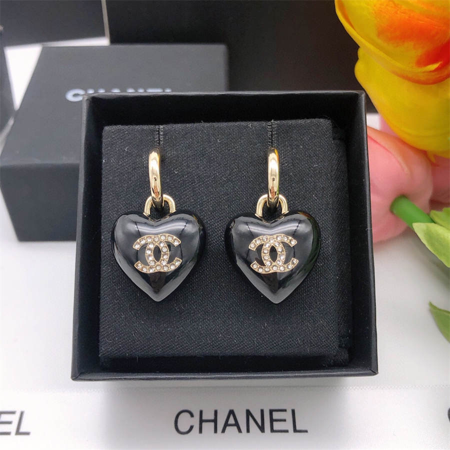 シャネルのハート型イヤリング