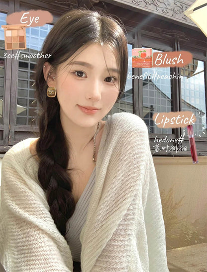 シャネルの繊細な刻印入りレタリングイヤリング