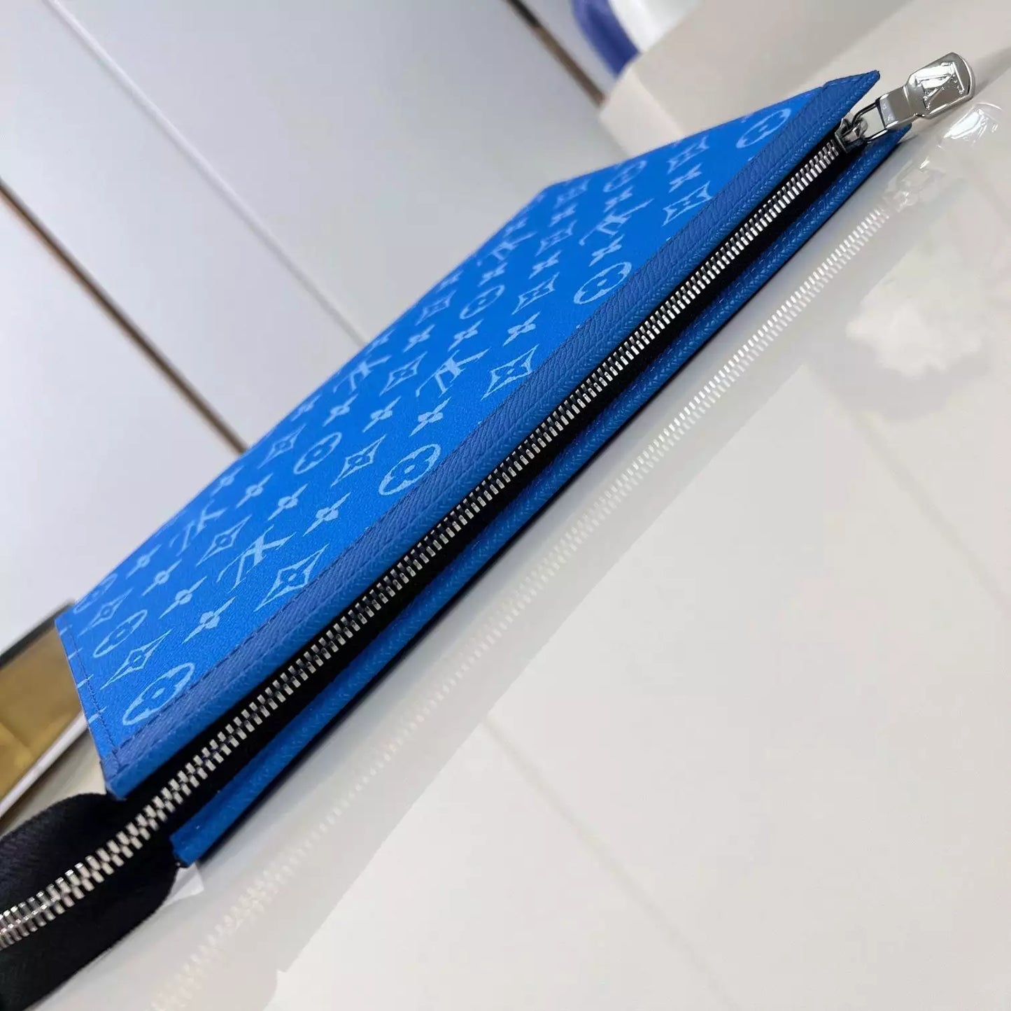 ポシェット ボヤージュ MM ブルー タイガ カウハイドレザー M30423 – LW408