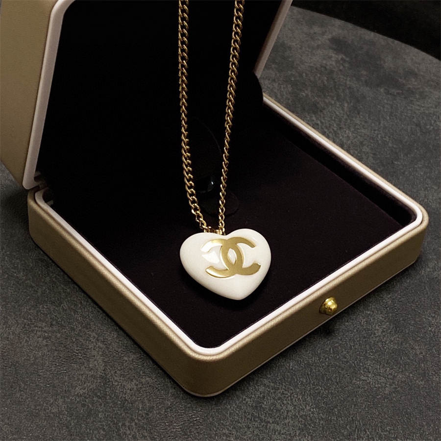 シャネルのダブルCレターラブセーターチェーンネックレス