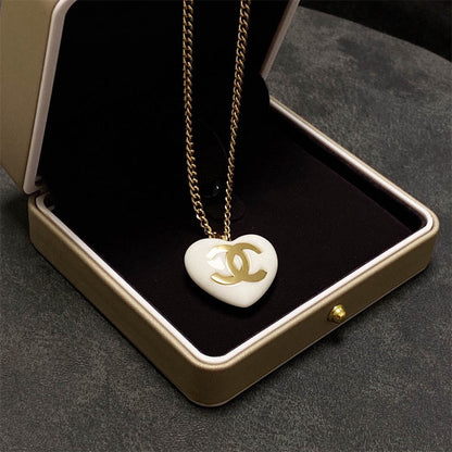 シャネルのダブルCレターラブセーターチェーンネックレス
