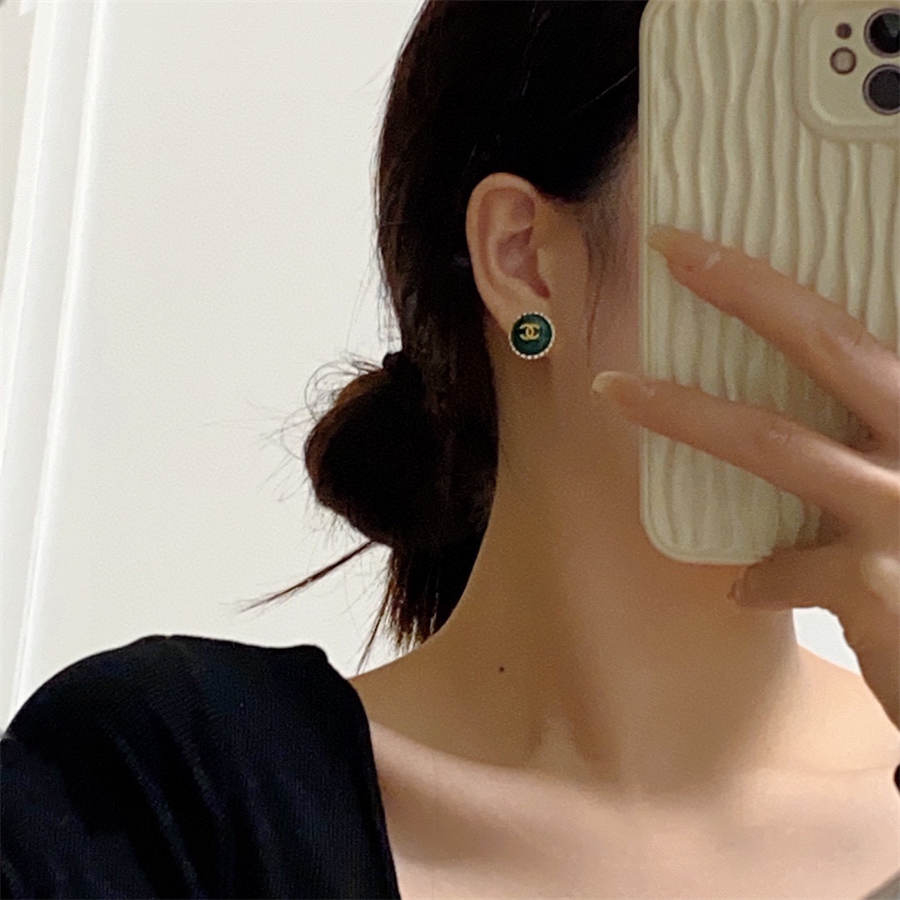 シャネルのグラスグリーンのイヤリング