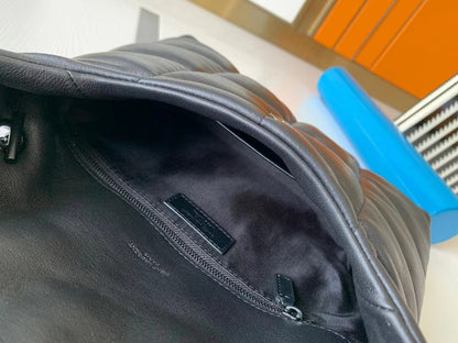 イヴ・サンローラン ルル パファー スモール キルティングレザー クラッチ（ブラック）