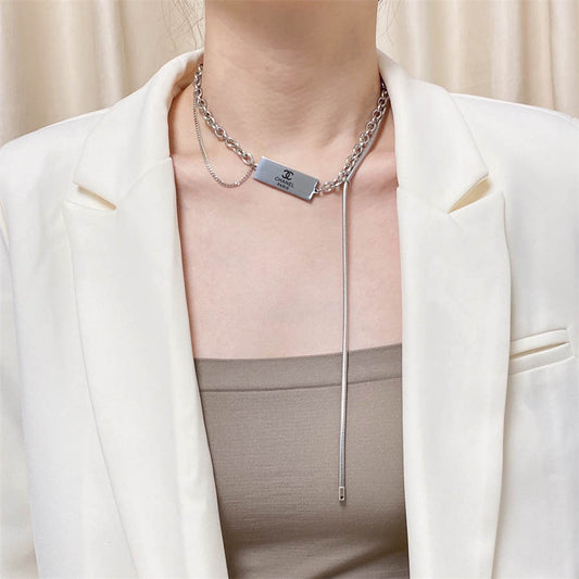 シャネルの文字が入ったダブルCのチェーンペンダントの太いネックレス