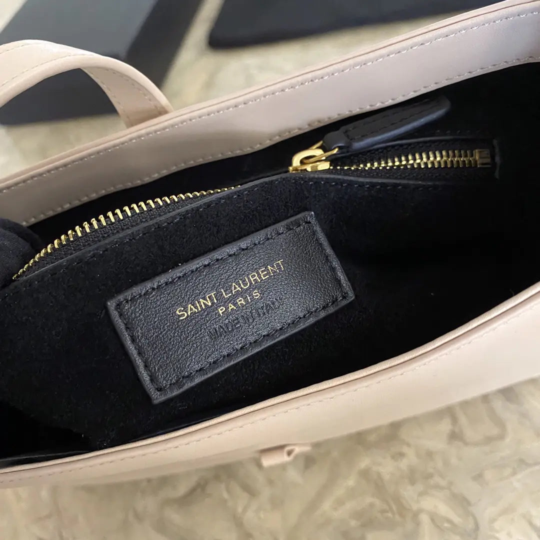 LE 5 7 クロコダイル型押しシャイニーレザー製ホーボーバッグ