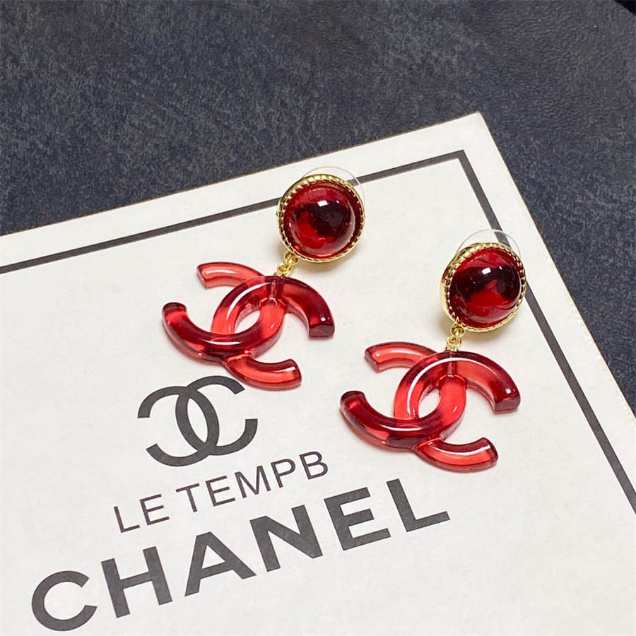シャネルの赤いダブルC文字のイヤリング