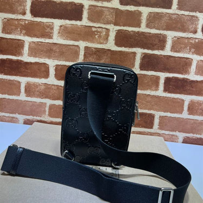 グッチ GGエンボス加工 スリングバックパック ブラックレザー – BG018