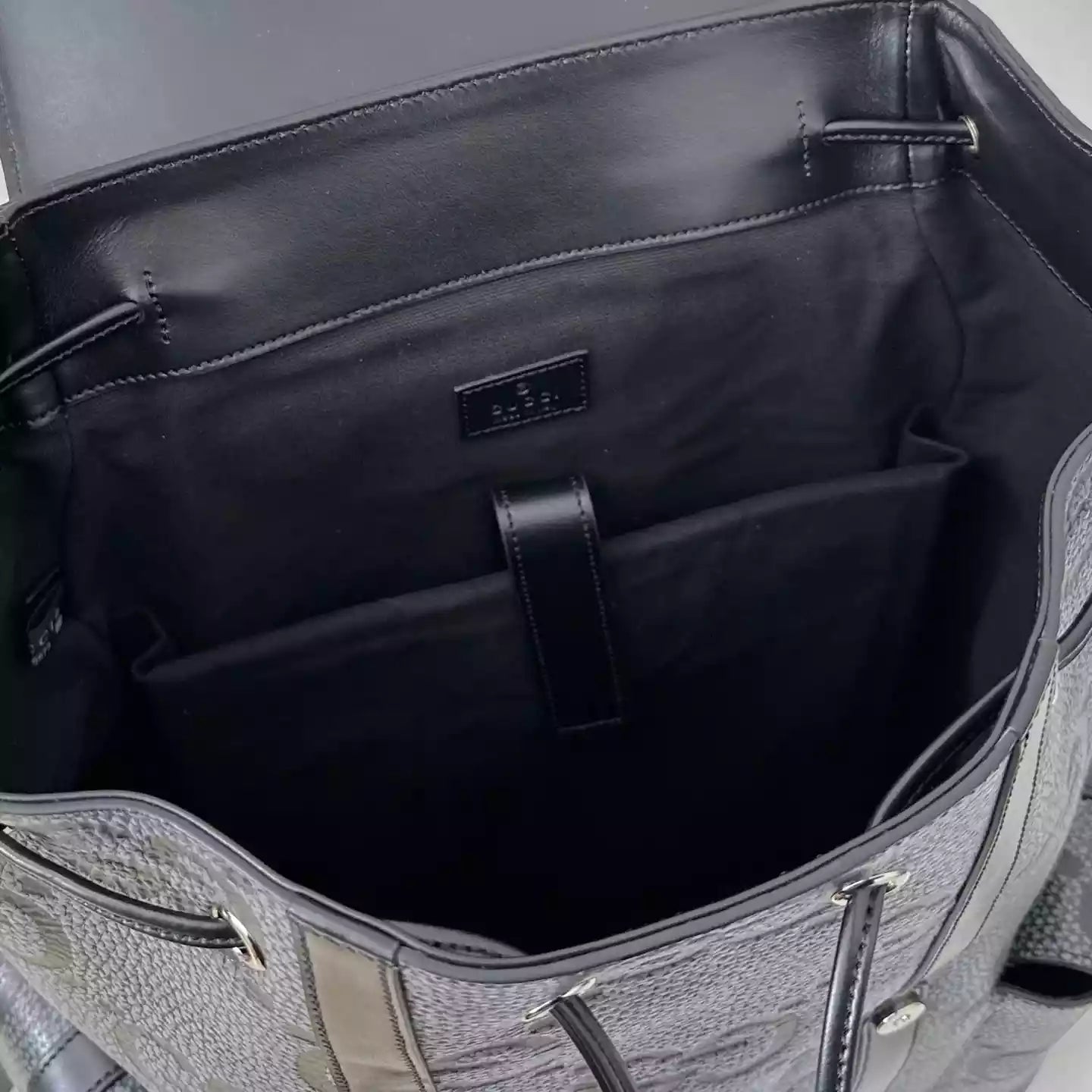 GGジャンボ ラージバックパック（グレー＆ブラック GGレザー）– BG076