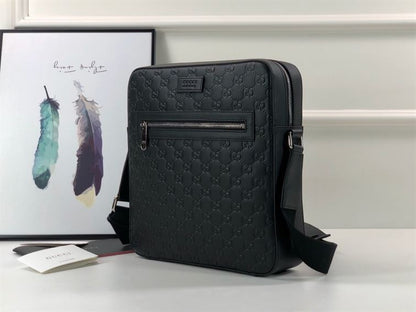 グッチ シグネチャー レザー フラットメッセンジャー – BG044