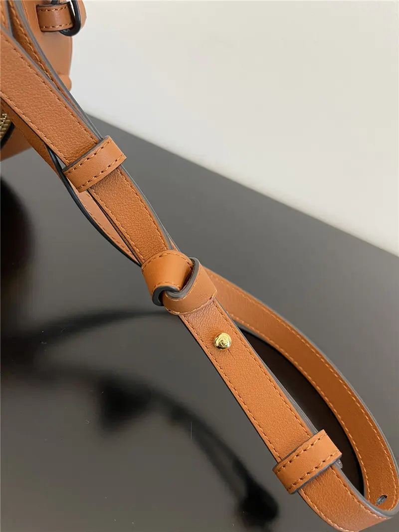 フェンディ ロゴ スエード カメラバッグ