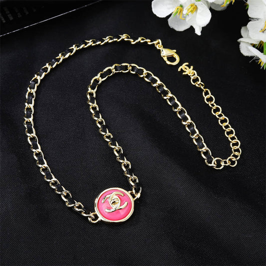 シャネルのピンクのラブレザー編み込み鎖骨ネックレス