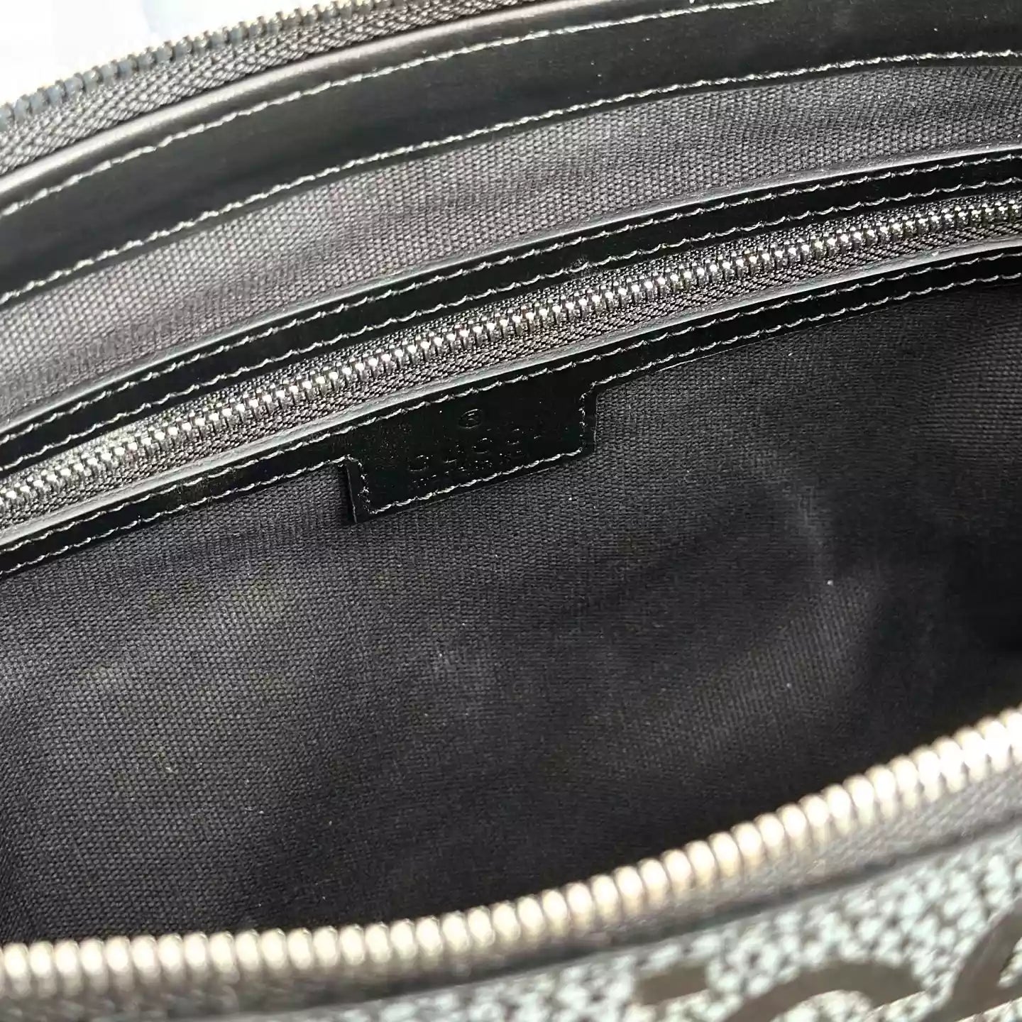 GGジャンボミディアムクロスボディバッグ（グレー＆ブラックGGレザー）– BG079