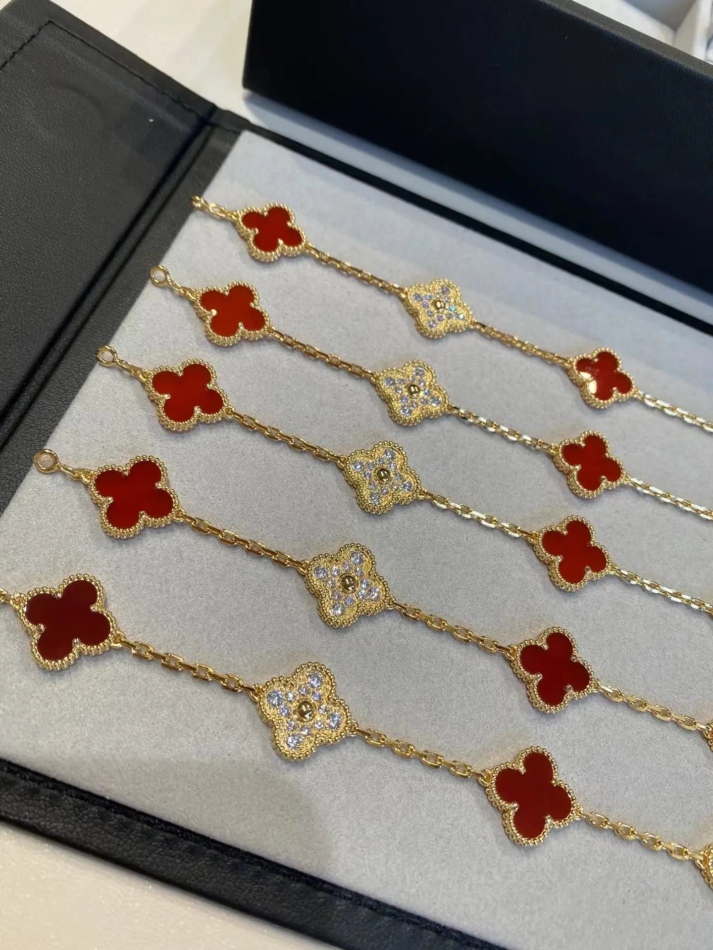 四つ葉のクローバーとカーネリアンのブレスレット