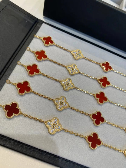 四つ葉のクローバーとカーネリアンのブレスレット