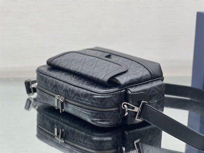 ディオール ヒット・ザ・ロード メッセンジャーバッグ – DIO004