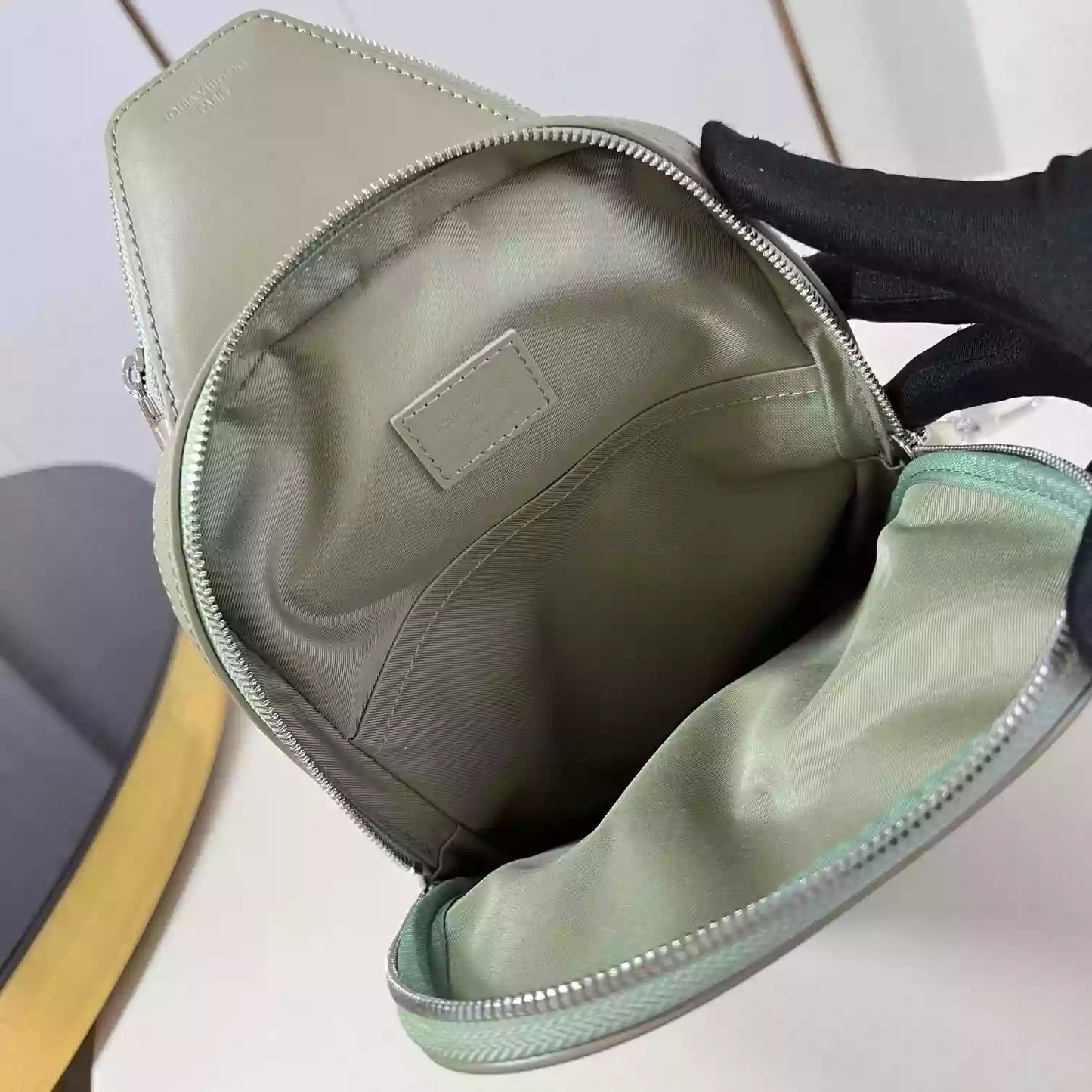 アベニュー スリングバッグ カーキ モノグラム グラデーション キャンバス M11702 – LW295