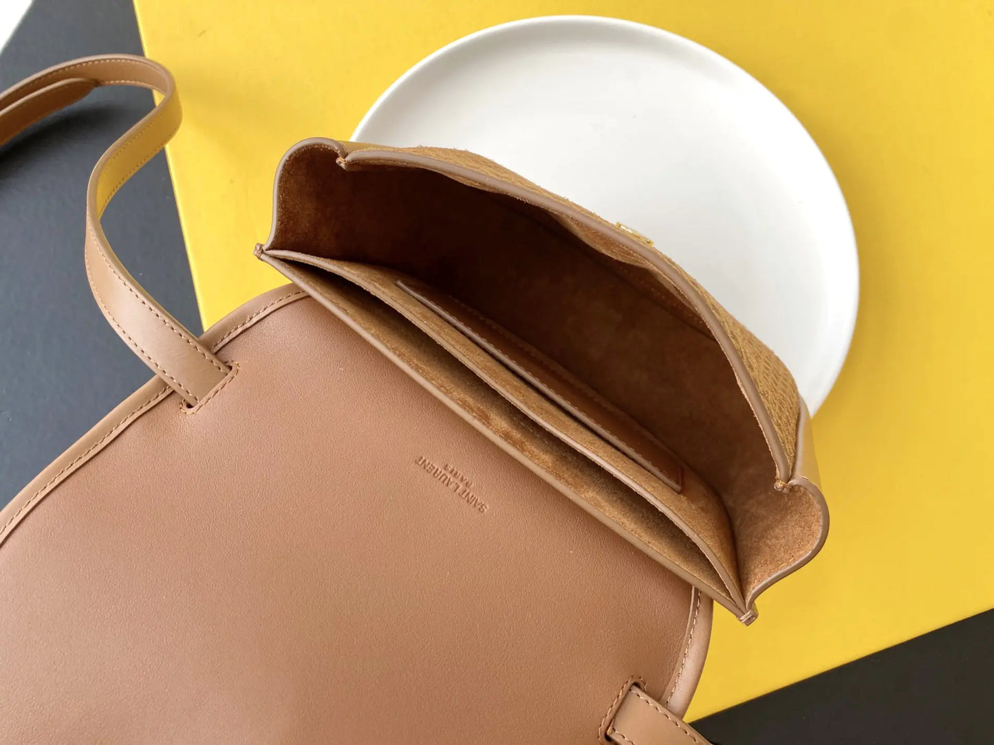 KAIA スモールサッチェル（スムースヴィンテージレザー）