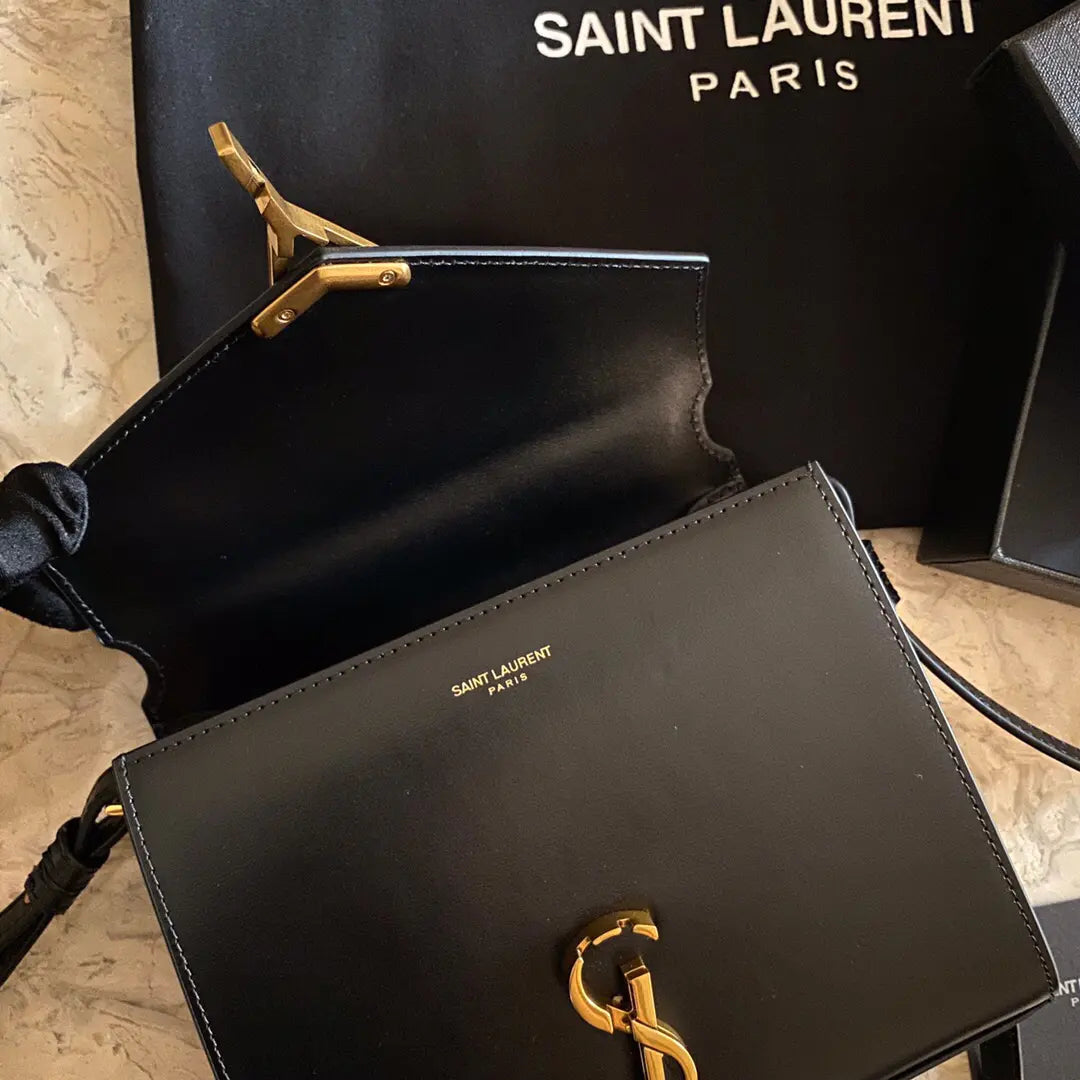 カサンドラ モノグラム クラスプバッグ マットパイソン