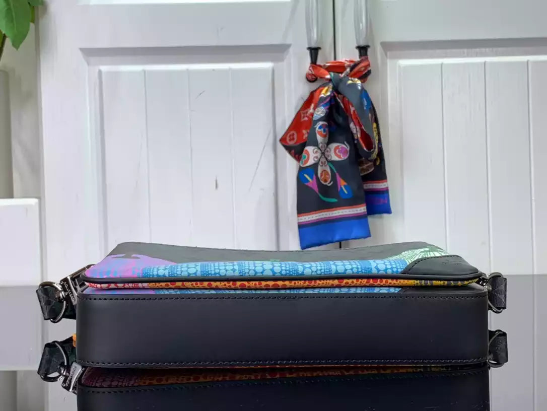 X YAYOI KUSAMA トリオ メッセンジャー モノグラム パンプキンプリント M46435 – LW269