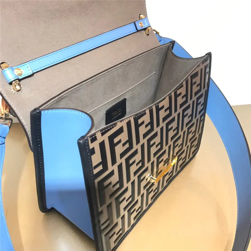 ショルダーバッグの時はスリット