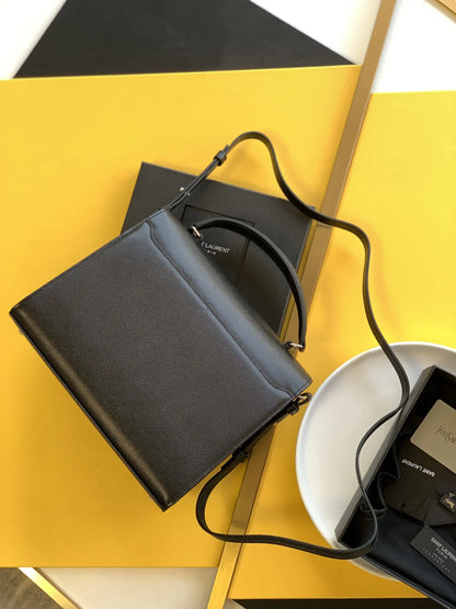 カサンドラ ミディアム トップハンドルバッグ グレイン・ド・プードル エンボスレザー