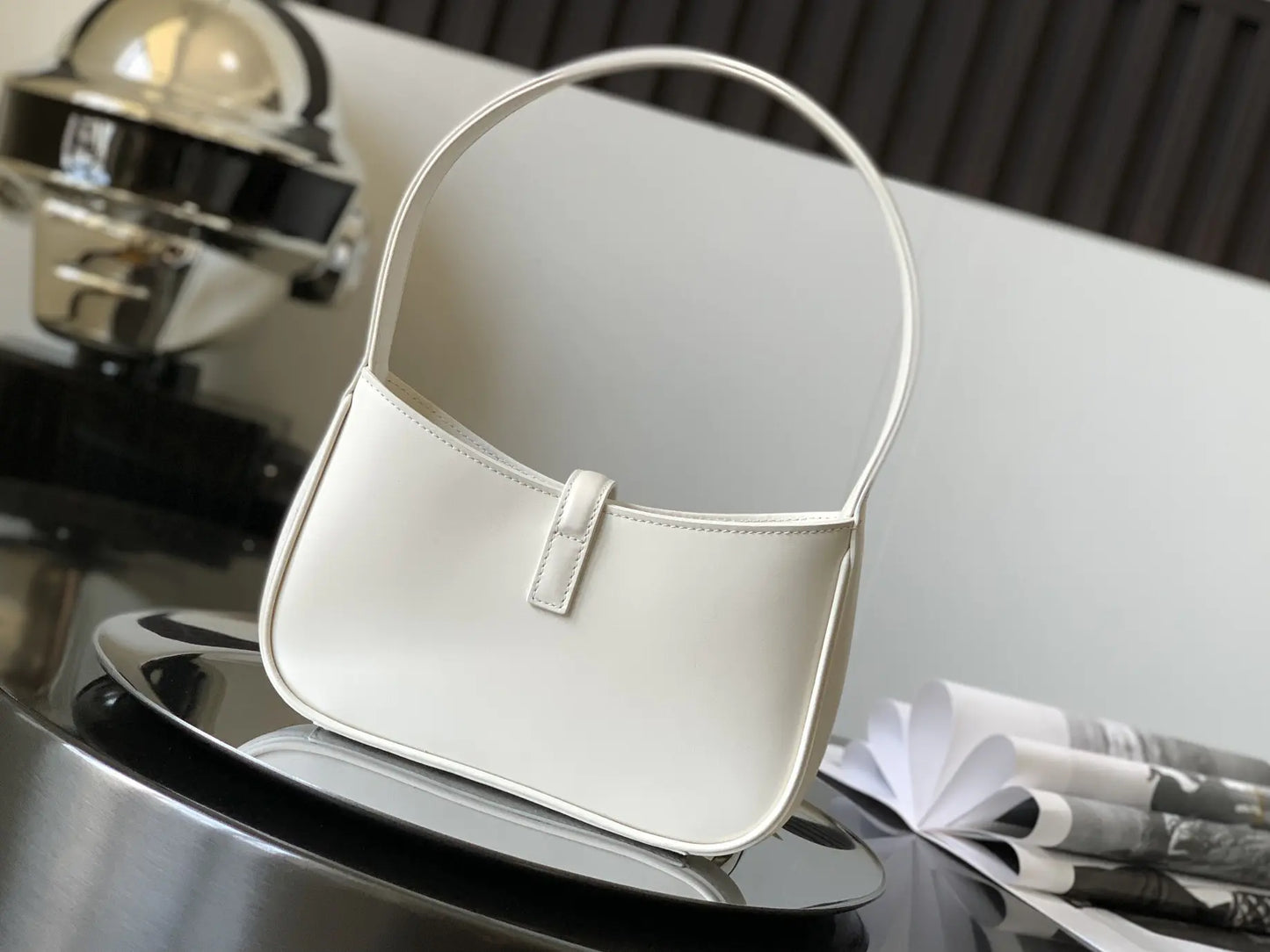 LE 5 7 ミニ ホーボーバッグ（ベジタブルタンニンレザー製）