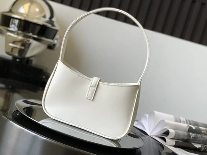 LE 5 7 ミニ ホーボーバッグ（ベジタブルタンニンレザー製）