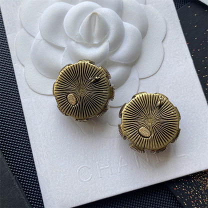 シャネルのレッドオニキスレターイヤリング