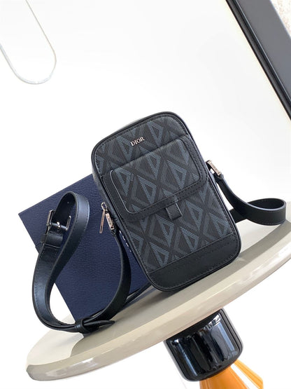 ディオール ヒット・ザ・ロード バーティカルポーチ – DIO047