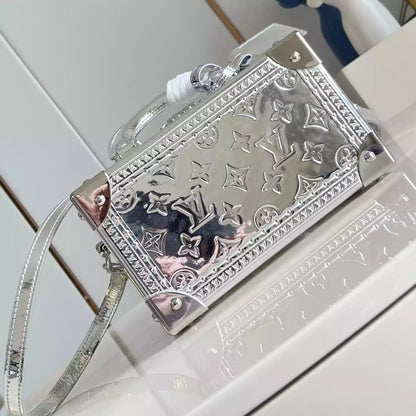 TRESOR ハンドケース シルバー モノグラム キャンバス M12797 – LW289