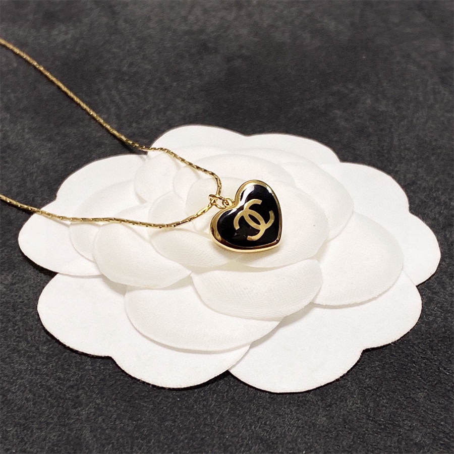 シャネルのピーチハートネックレス