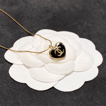 シャネルのピーチハートネックレス