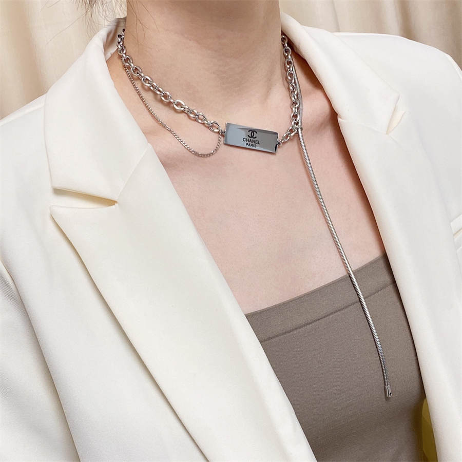 シャネルの文字が入ったダブルCのチェーンペンダントの太いネックレス