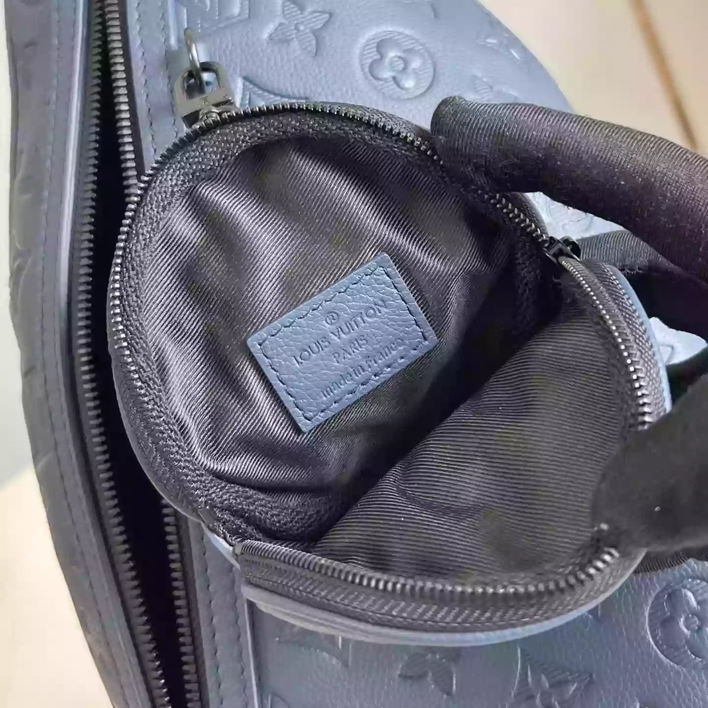 デュオ スリングバッグ ブルー モノグラム シャドウレザー M24467 – LW273