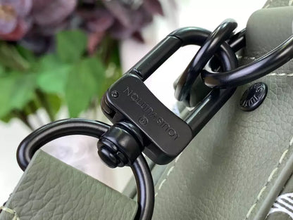 ルイ・ヴィトン トリオ メッセンジャーバッグ – LW143