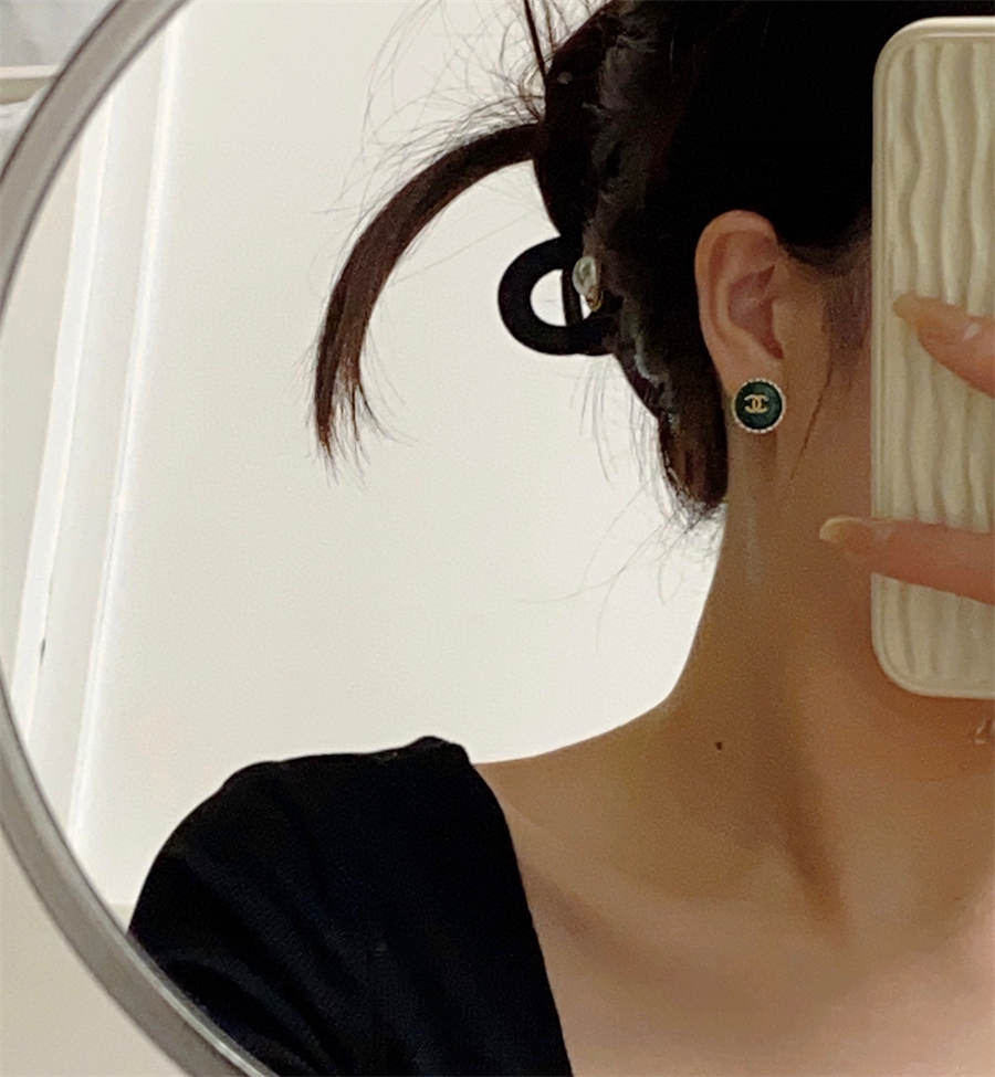 シャネルのグラスグリーンのイヤリング