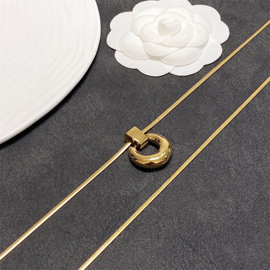 シャネルのダブルCレターダブルレイヤーネックレス