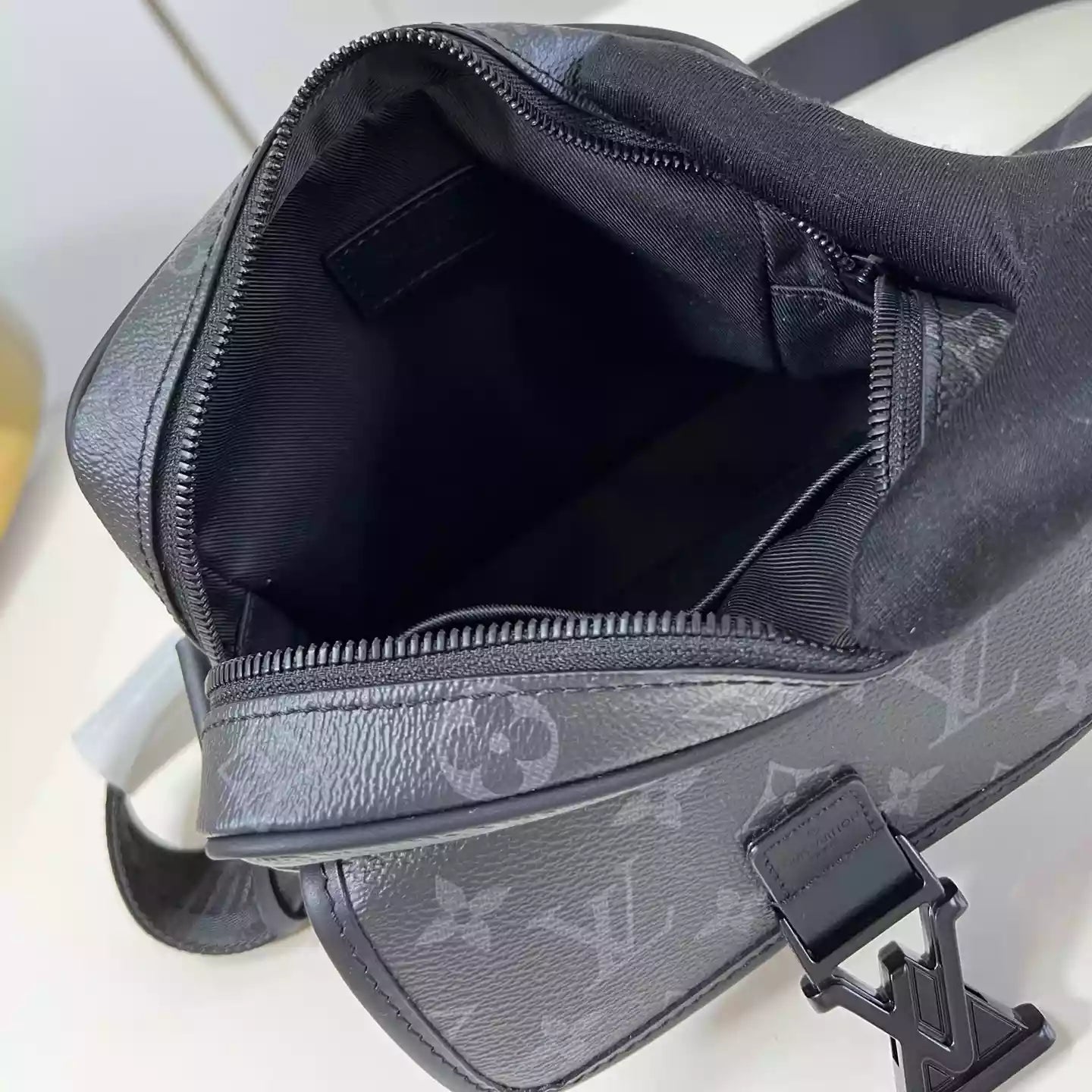 ゲッタウェイ メッセンジャーバッグ モノグラム エクリプス M12518 – LW427