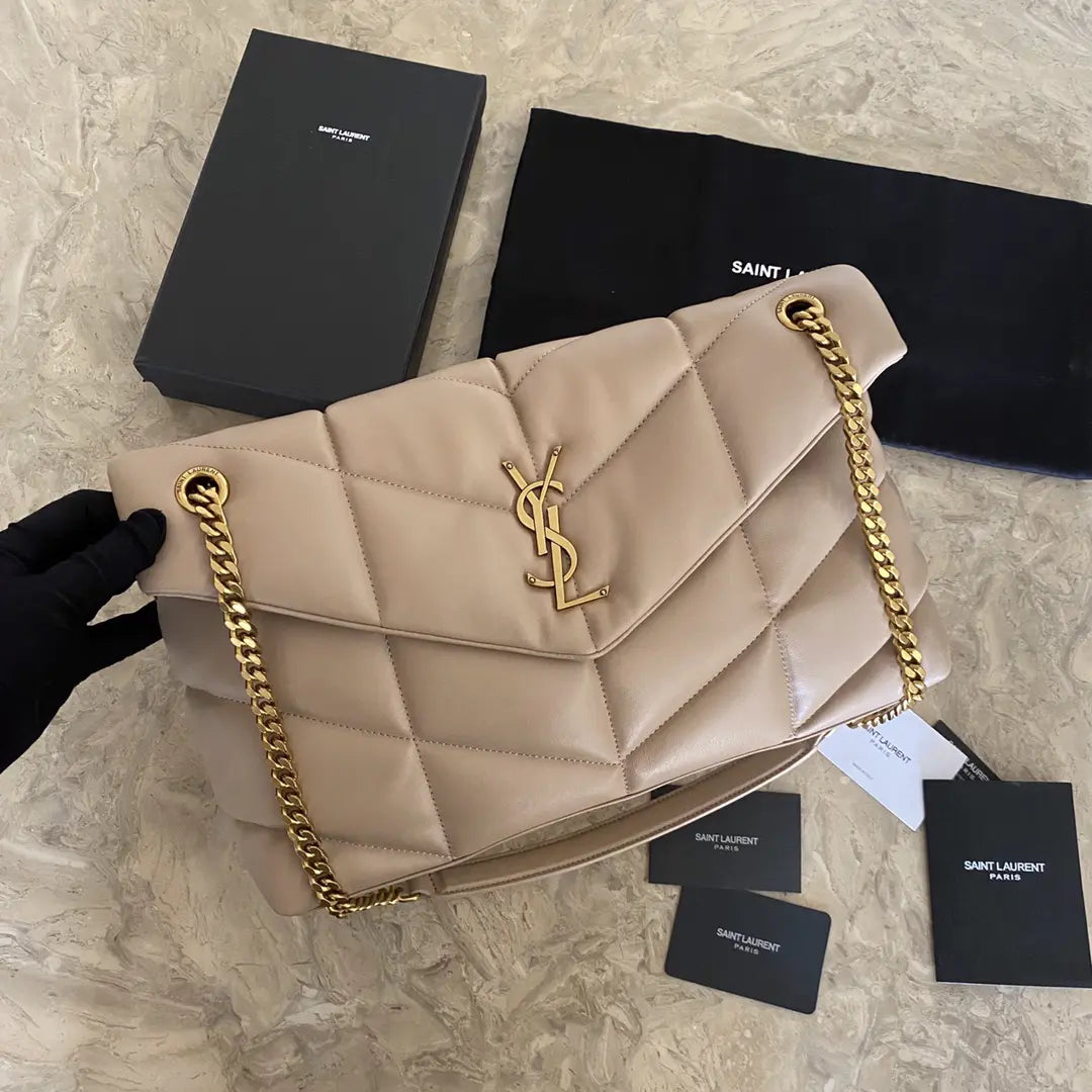 キルティングラムスキンのパファーラージバッグ