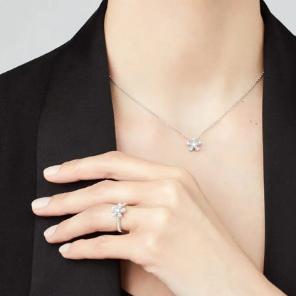 ヴァン クリーフ＆アーペルのソクラテ リング（シングルフラワー）の新着商品