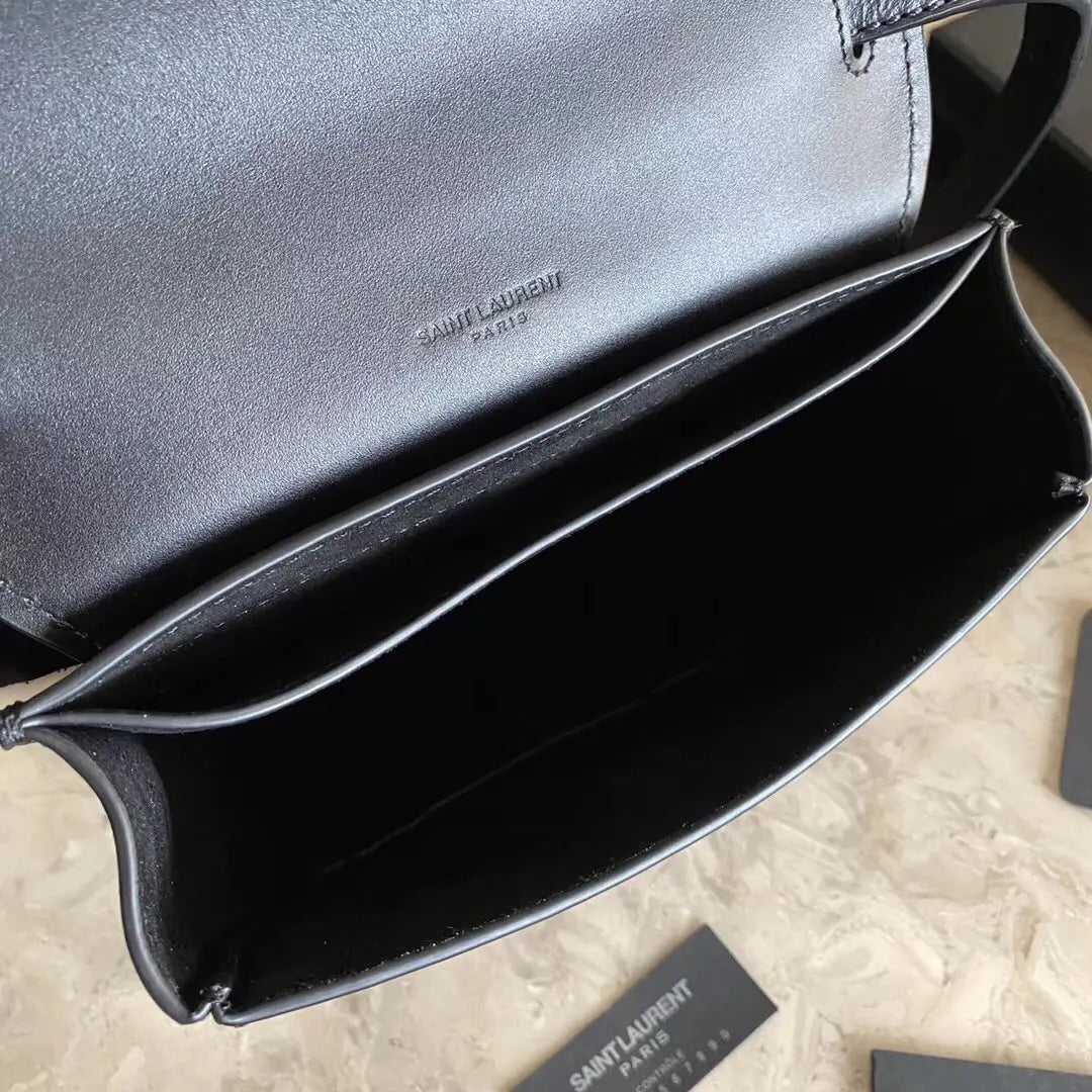 スムースレザーのKAIAスモールサッチェル