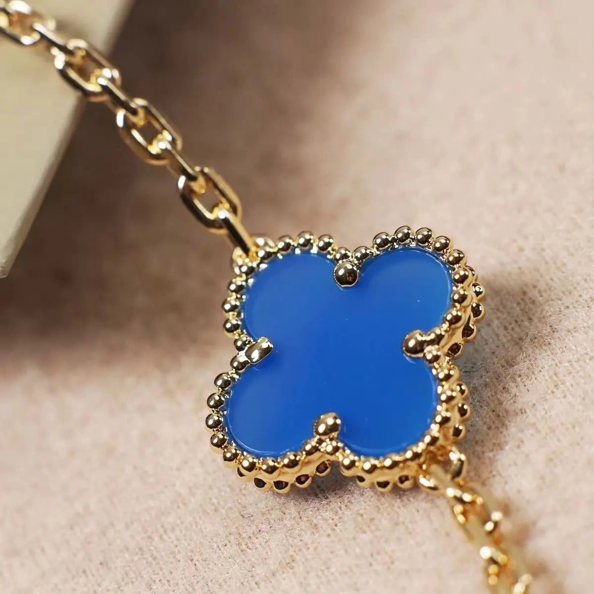 ヴァン クリーフ＆アーペルの四つ葉のクローバーとブルーカルセドニーのブレスレット