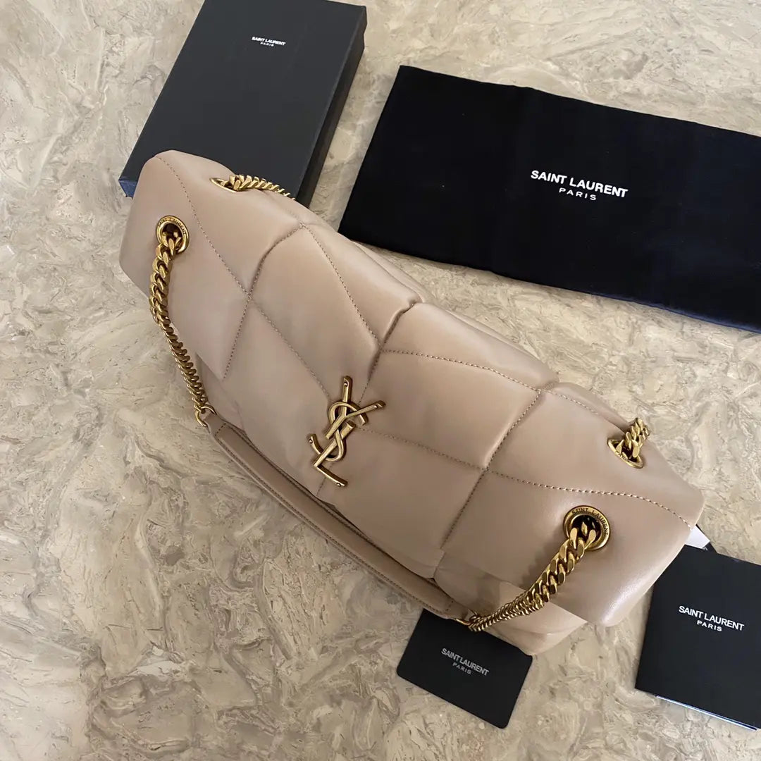 キルティングラムスキンのパファーラージバッグ