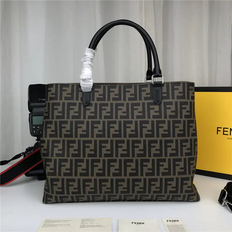 フェンディのショッピングバッグ