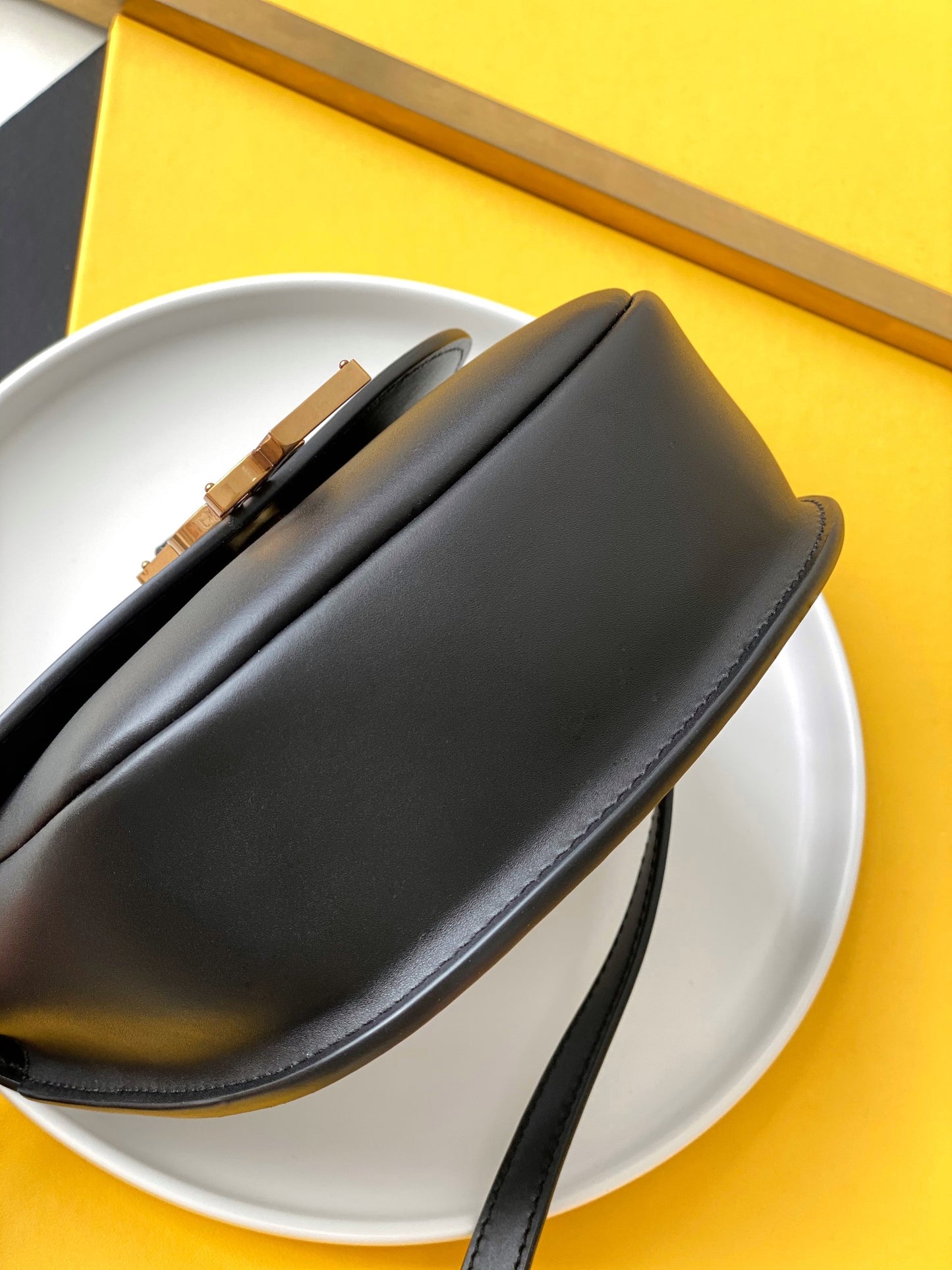 KAIA スモールサッチェル（スムースヴィンテージレザー）