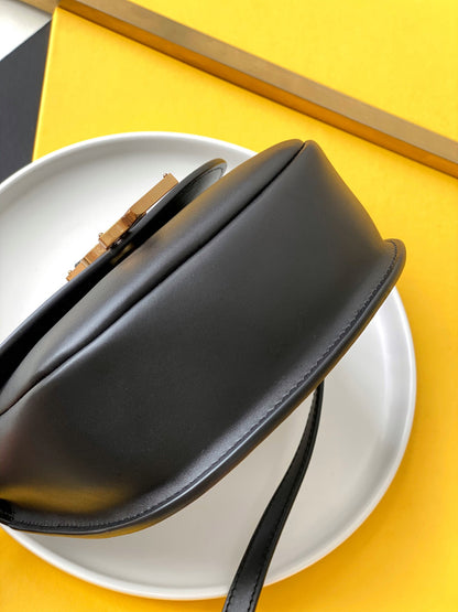 KAIA スモールサッチェル（スムースヴィンテージレザー）