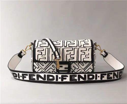 フェンディの象徴的なバゲットバッグ