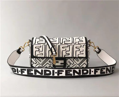 フェンディの象徴的なバゲットバッグ