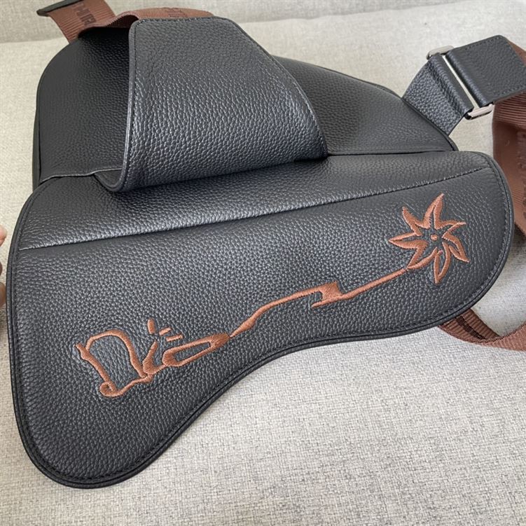 ディオール カクタス ジャック ディオール サドルバッグ ブラック グレインカーフスキン シグネチャー刺繍入り – DIO019